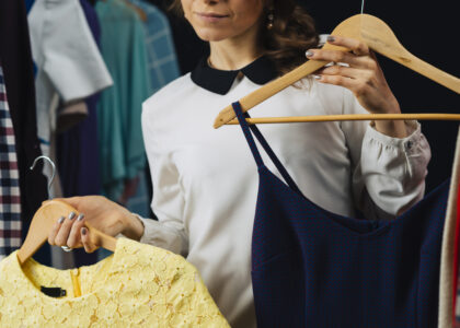 Sklep z odzieżą używaną jako stały element rynku mody